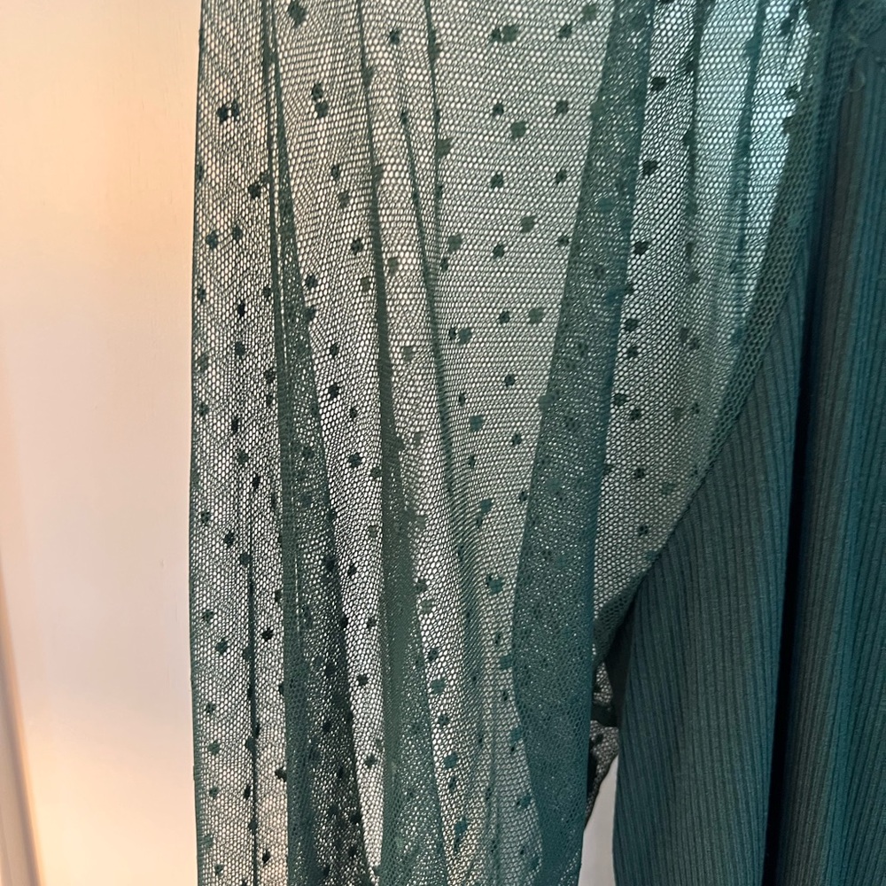 Green top - Picture 2 of 4